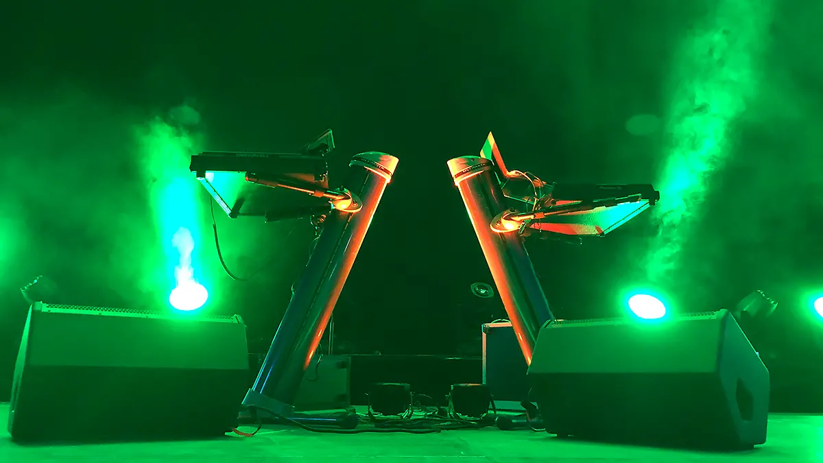 moderne DJ-Pults auf der Bühne im grünen Scheinwerferlicht