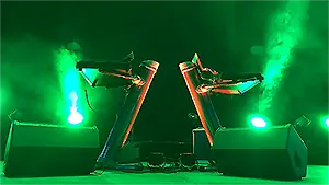 moderne DJ-Pults auf der Bühne im grünen Scheinwerferlicht